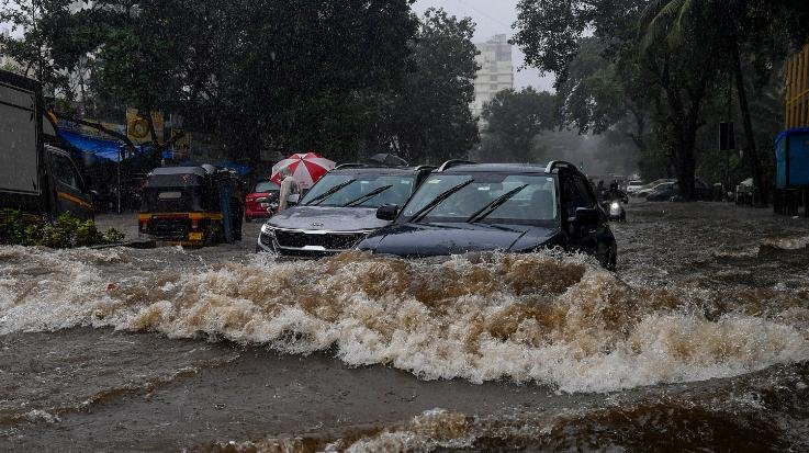 Rain wreaks havoc in Naina Devi! Cow shed destroyed by falling rocks, cow suffers a painful death; several roads blocked.