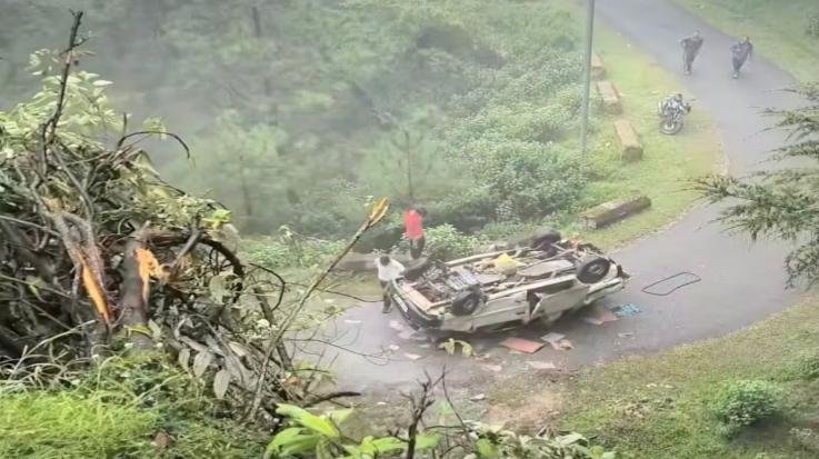 Panic ensues following a car accident in Mahunag! Car overturns on the road after going out of control; one dead, two critically injured.