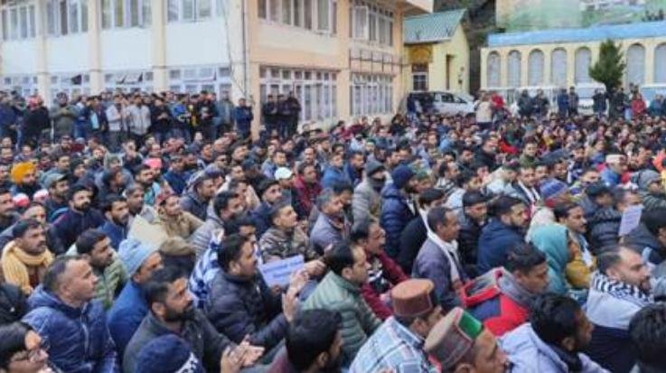 Electricity Board employees raise their voices in Shimla for the restoration of OPS; hold a rally at Chaura Maidan and shout slogans fiercely against the government.