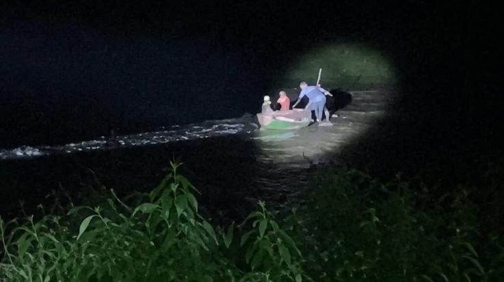 River turns into a peril, Mi-17 becomes a savior! Elderly man stranded in Himachal rescued by helicopter; young man also saved safely.
