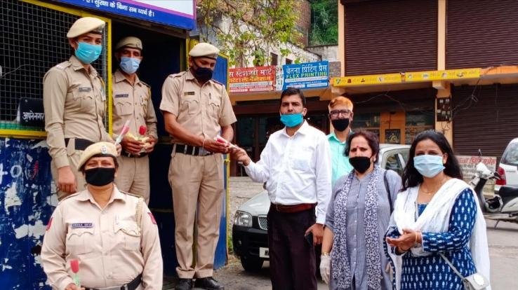 रेनबो स्टार क्लब ने किया पुलिसकर्मियों को सम्मानित