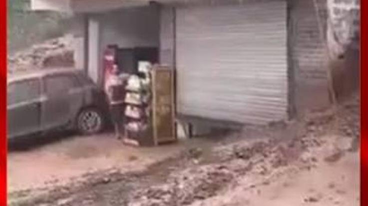 Torrential rain wreaks havoc in Solan's Jabli! A sudden surge of water crashes into a shop; shopkeeper narrowly escapes by running for his life; video goes viral.