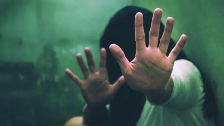 Woman levels serious allegations! After sexual harassment, threats issued against her entire family—including husband and children; FIR registered against three individuals.