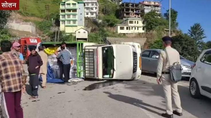 Pickup truck overturns in Rabaun, Solan; two injured in the accident.