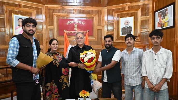 Kartik Thakur, President of the BJYM Kandaghat Mandal and Deputy Pradhan of Gram Panchayat Chhavsha, paid a courtesy call on the Hon'ble Governor and received guidance.