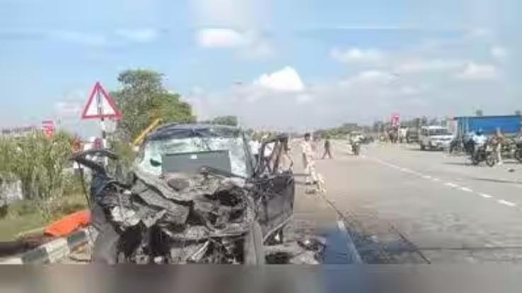 Horrific accident on Mandi-Pathankot Highway; Alto collides with road roller, 6 critically injured.