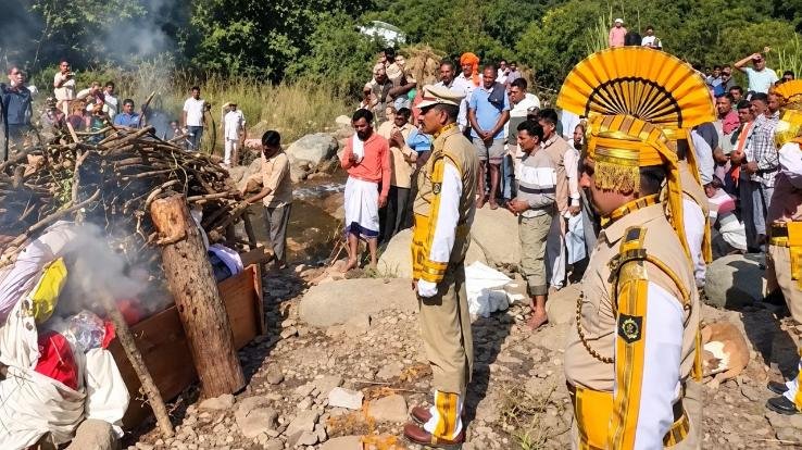 SI Laxman Singh laid to rest with military honors; son performed the last rites.