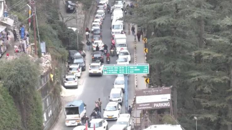 Shimla-Manali packed over the weekend, traffic jams on roads; vehicles crawled along Circular Road.