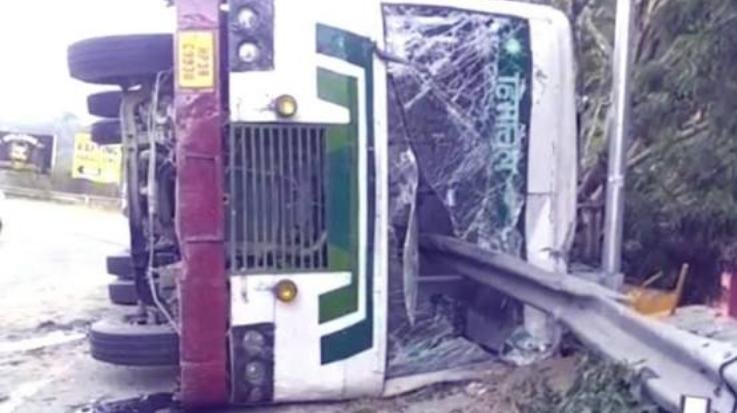 Manali-Pathankot HRTC bus overturns in Kullu; 6 injured, including driver and conductor.