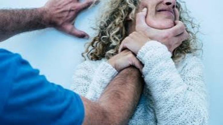 Husband living with girlfriend in Bhota beats wife; couple locked up in the lock-up.