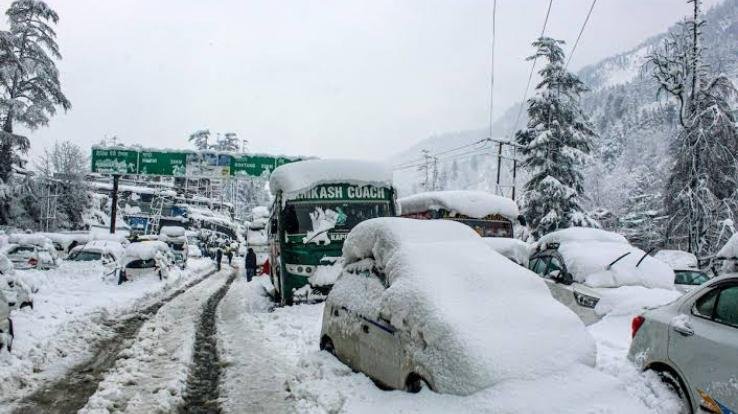 Snowfall in Himachal Pradesh closes roads, rescue operations underway in Churdhar-Shinkula