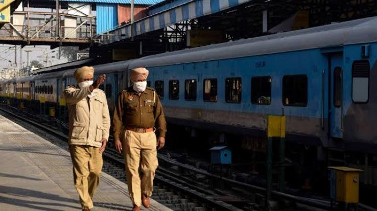 Jan Shatabdi's track changed in Una; chaos ensued at the station.