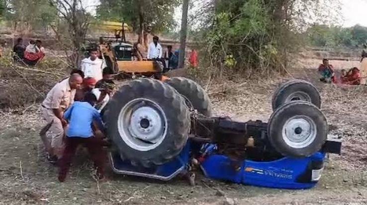 Tractor overturns in field in Hamirpur; driver dies.