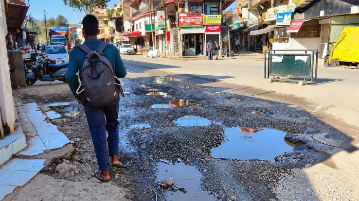 Thousands of liters of water wasted due to pipeline leakage at the old bus stand
