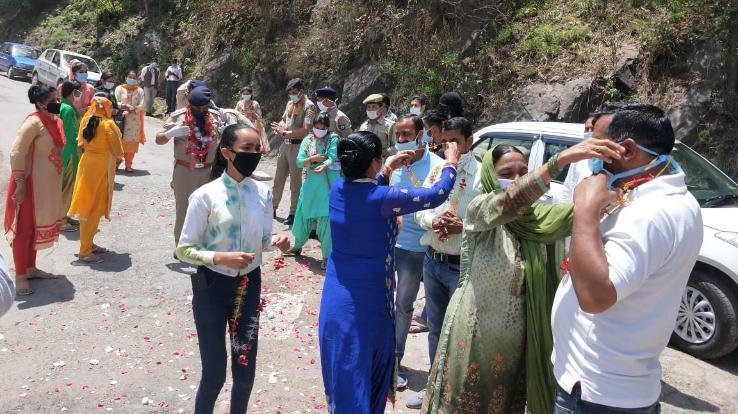 ग्रामीणों ने फूल मालाओं से कोरोना महावीरों को किया सम्मानित 