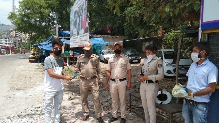 युवा कांग्रेस नेता आशीष ठाकुर ने कोरोना योद्धाओंं को किए मास्क वितरित
