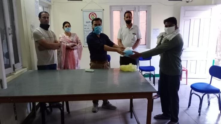 कोरोना योद्धा के रूप में सफाई कर्मचारियों को किया सम्मानित