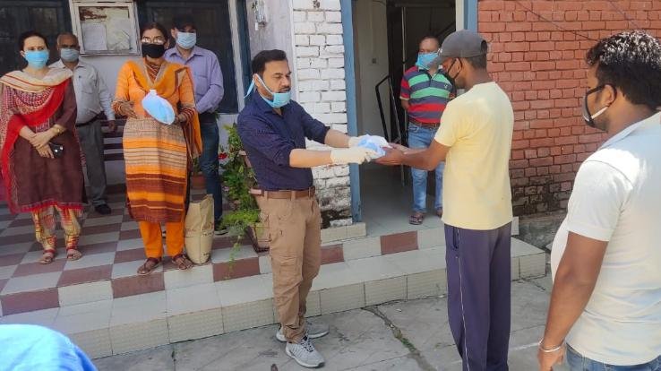 खण्ड विकास अधिकारी कुनिहार ने सफाई कर्मचारियों को किया सम्मानित 