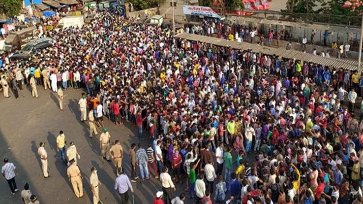 प्रवासी मजदूर खतरनाक तरीके से पार कर रहे हैं यमुना