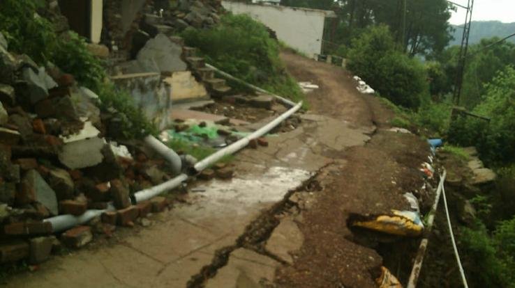 आशियाने गिरने की कगार पर, कब जागेगा प्रशासन