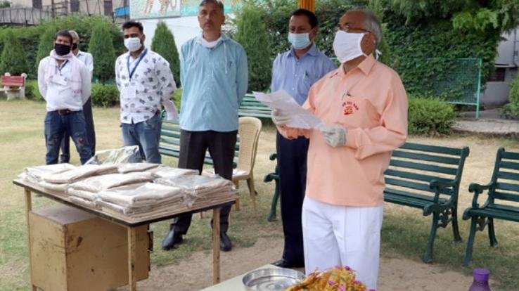 शिरडी साईं बाबा भगत संगठन ने सफाई कर्मचारियों को किया सम्मानित 