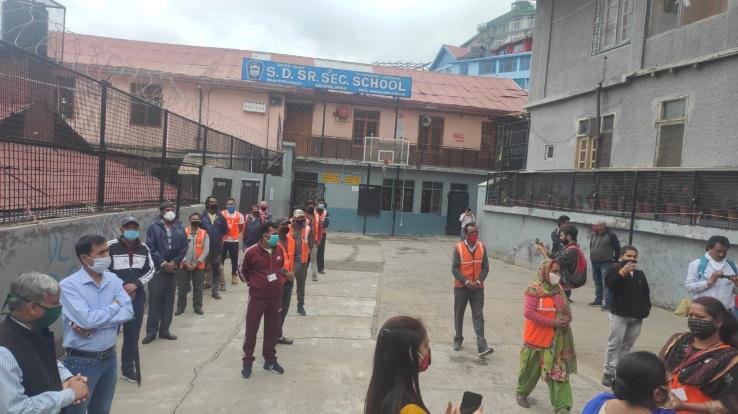 भारतीय जनता युवा मोर्चा ने नगर निगम शिमला के कोरोना योद्धाओं को किया सम्मानित