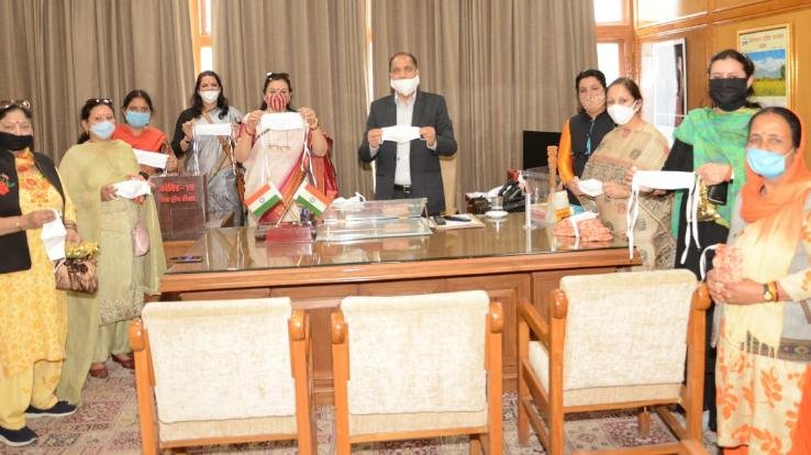 भाजपा महिला मोर्चा ने मुख्यमंत्री को प्रदान की कोरोना सुरक्षा किट्स