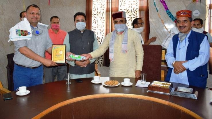 अर्की में ‘कोरोना योद्धा अवार्ड ऑफ़ एक्सीलेंट सर्विसिज-2020’ से सम्मानित किए कर्मी 