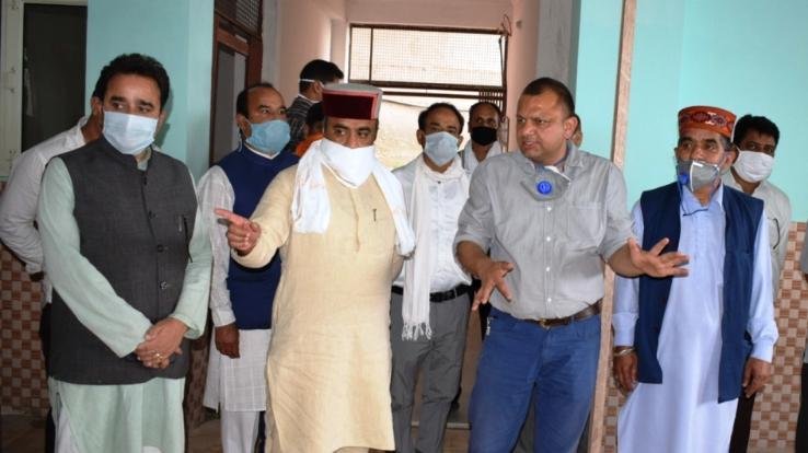 डाॅ. सैजल ने बाहवां में अस्थाई अस्पताल का किया निरीक्षण