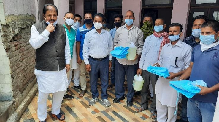 रामलाल ठाकुर ने 32 पंचायतों में बांटे सेनेटरइजर