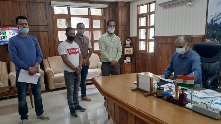 स्वास्थ्य घोटाले को लेकर राज्यपाल को सौंपा ज्ञापन 