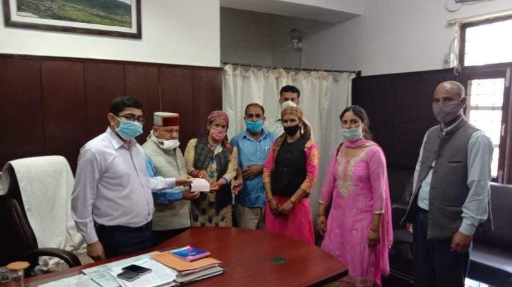 महिला मंडल चेखवा ने सी.एम राहत कोष मे दिया अंशदान
