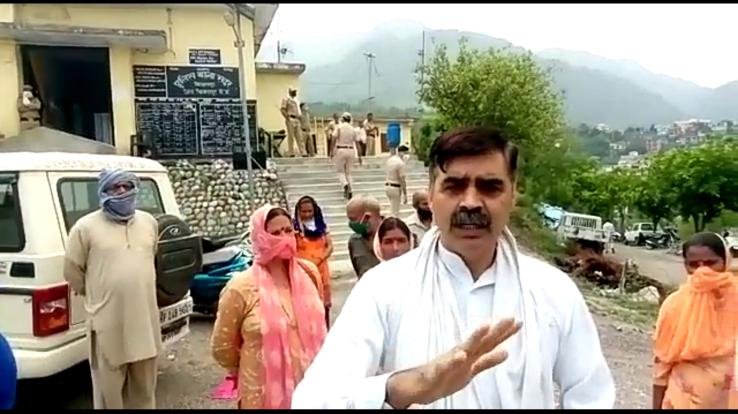 भाजपा नेता पर हरिजन बस्ती का रास्ता रोकने का आरोप, पूर्व विधायक बम्बर ठाकुर ने खोला मोर्चा