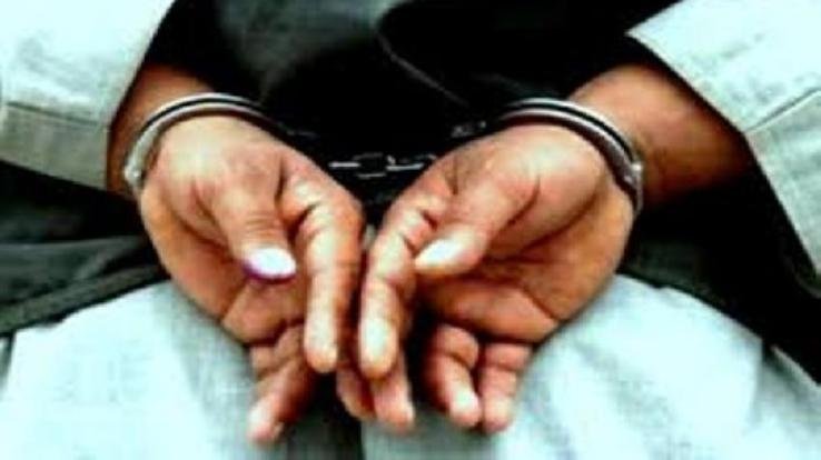 सड़क पर चल रहे राहगीर से एक पेटी देशी शराब बरामद