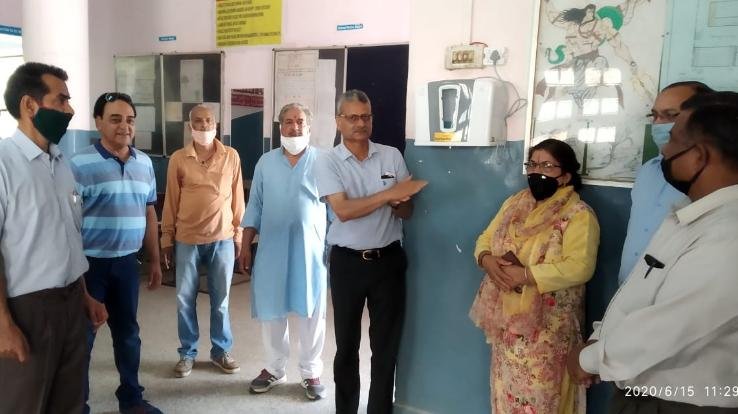 राजकीय वरिष्ठ माध्यमिक पाठशाला छात्र में आटोमेटिक हैंड सेनेटाइजर मशीन की डोनेट 