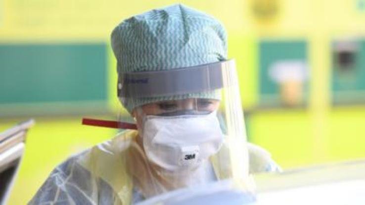 फ्रंटलाइन वर्कर्स को प्रदान की जा रही गुणवत्ता युक्त पी.पी.ई. किट : डाॅ. प्रकाश दरोच