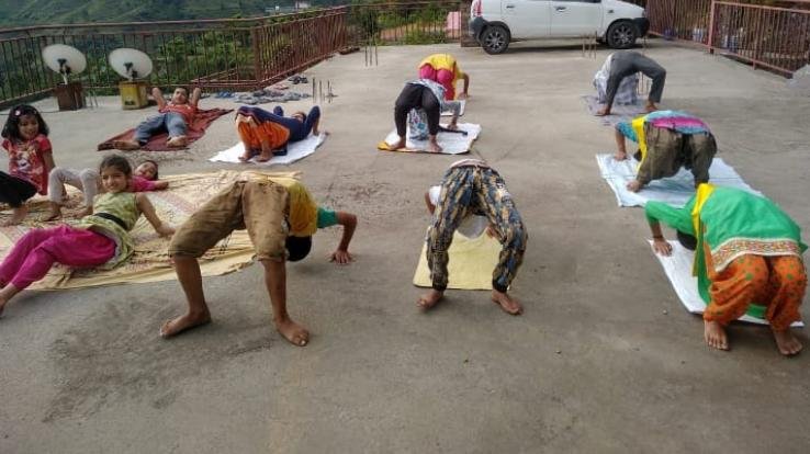 कोरोना महामारी के कारण लोगों ने जनता के बीच ना करके अपने घरों में किया योग