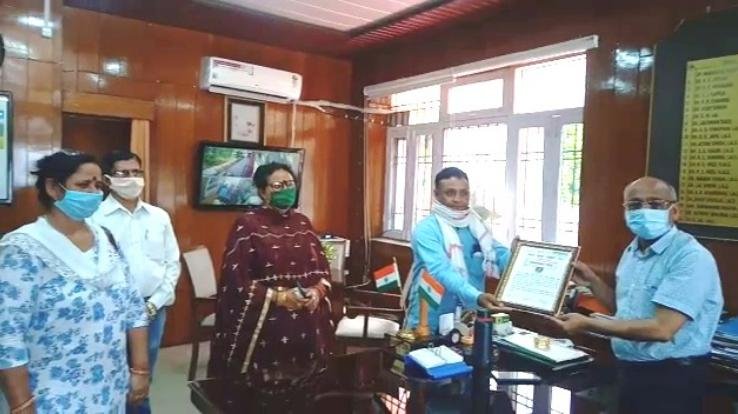 नगर सुधार समिति ने उपायुक्त को किया सम्मानित