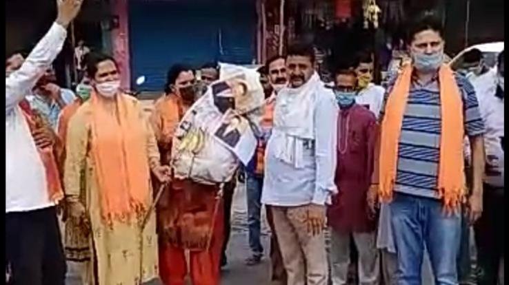 करणी सेना ने बिलासपुर के बेरी चौक पर फूंका चीन के राष्ट्रपति का पुतला 