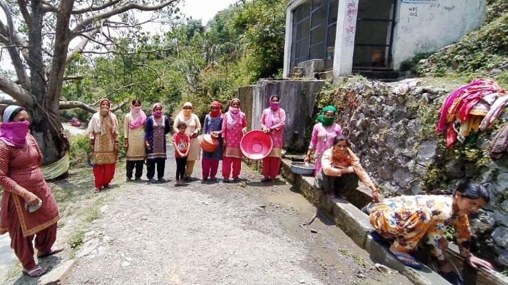 महिला मंडल ताल ने पेयजल स्रोत किए साफ, नशीली व जहरीली घास एवम झाड़ियों को भी काटा