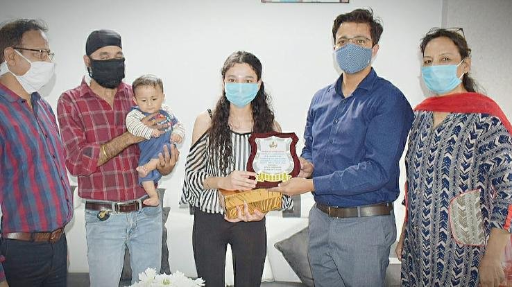 जमा दो की टॉपर अमनप्रीत कौर के घर पहुंचे उपायुक्त विवेक भाटिया