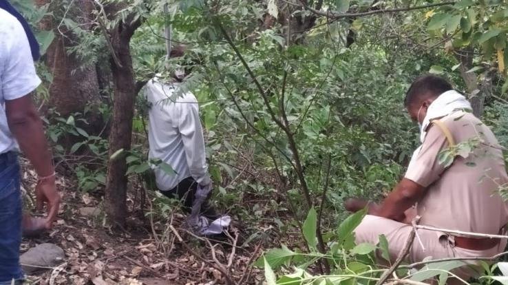 लोक लाज के डर से अधेड़ ने पेड़ पर फंदा लगाकर दी जान