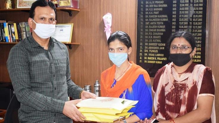 मेरिट में छठा स्थान पाने वाली पूजा को उपायुक्त ने दी शुभकामनाएं