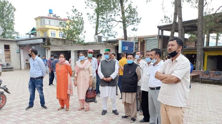 पेट्रोल और डीजल के बढ़ते दामों को लेकर राज्यपाल को सौंपा ज्ञापन 