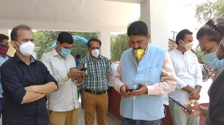 विधायक राकेश पठानिया ने नुरपुर अस्प्ताल में कोरोना टेस्ट मशीन की भेंट