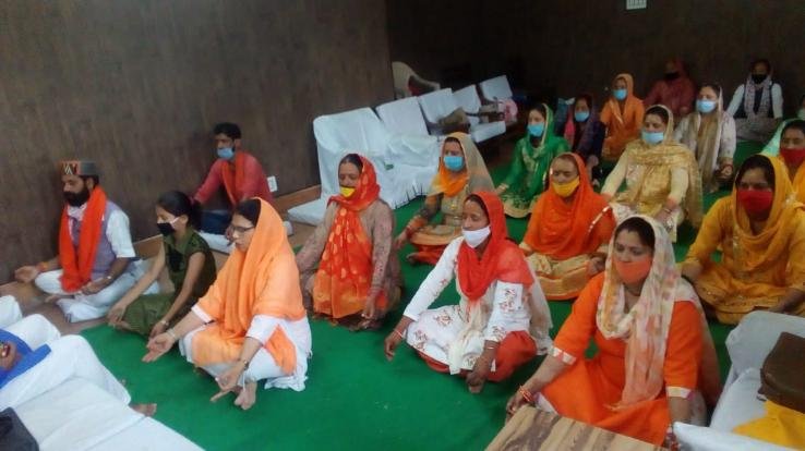 भाजपा महिला मोर्चा अर्की ने किया गायत्री मंत्र का जाप 