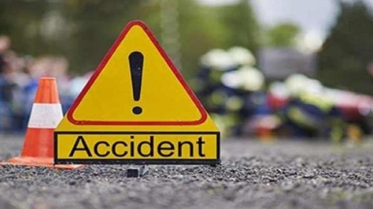 कार हादसे में माँ बेटे की मौत, राहगीर हुआ गंभीर घायल