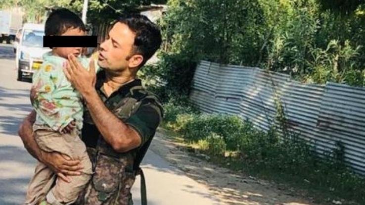 J&K : Police Save 3 Year Old From Getting Hit By Bullets During Sopore Terror Attack