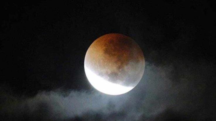 गुरु पूर्णिमा पर लग रहा चंद्र ग्रहण, जाने सूतक काल का समय, इन राशियों के लिए लाभ 