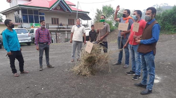 कुरगन ग्राम सुधार समिति ने फूंका चीन के राष्ट्रपति का पुतला 